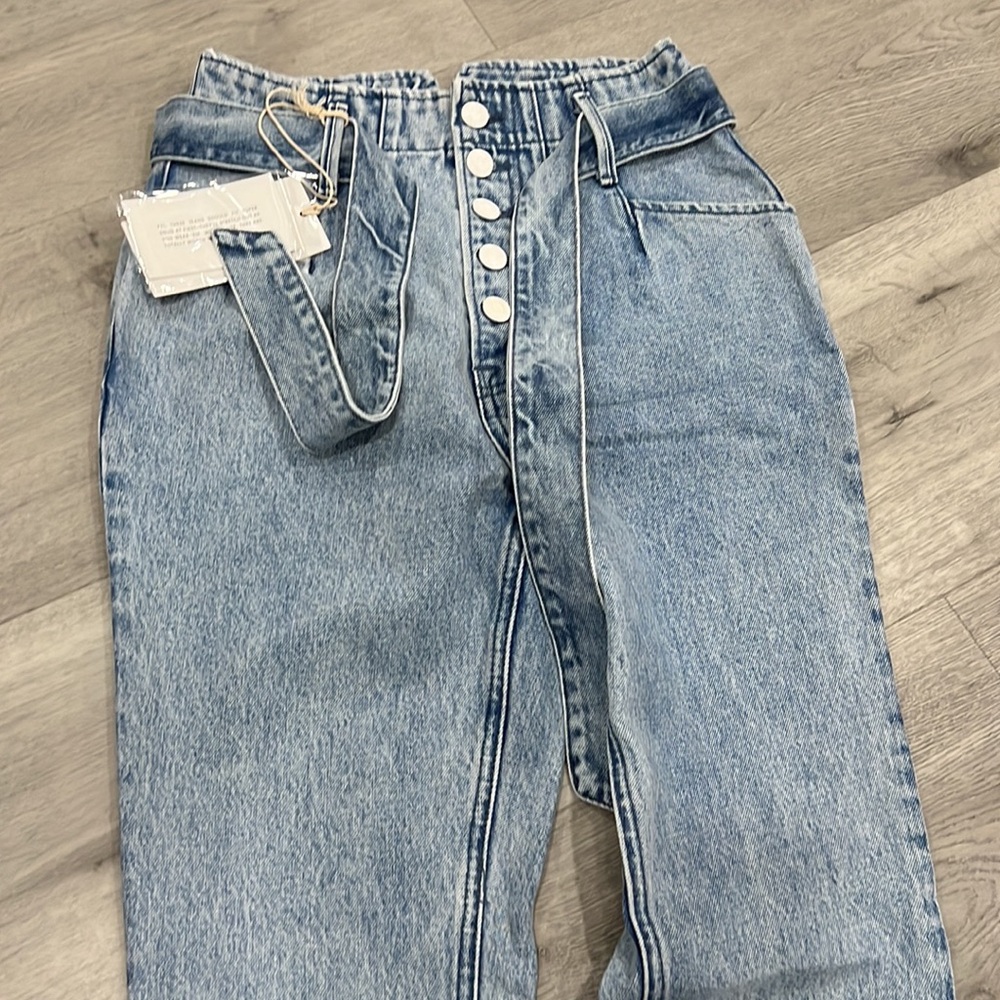GRLFRND Blue Jeans Daphne High Rise Size 26 Belt Stonewash Light Distressed - Picture 5 of 7